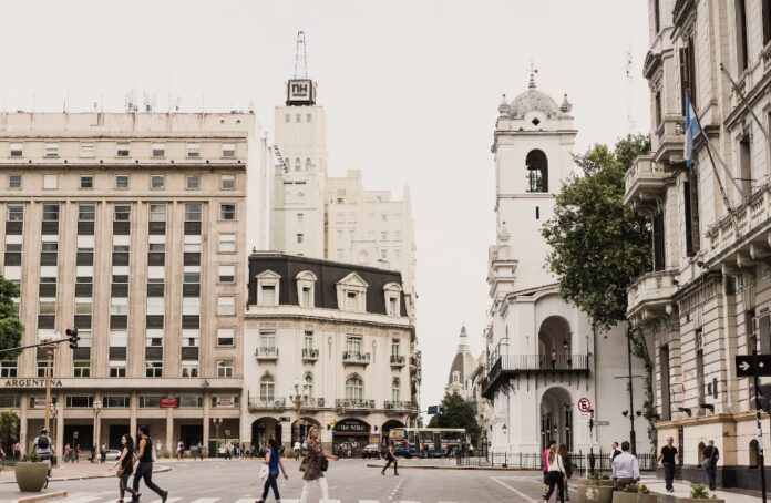 Buenos Aires dijitalleşmede öncü bir rol üstleniyor. Buenos Aires Belediyesi Yenilik Bakanı Diego Fernandez'e göre, 